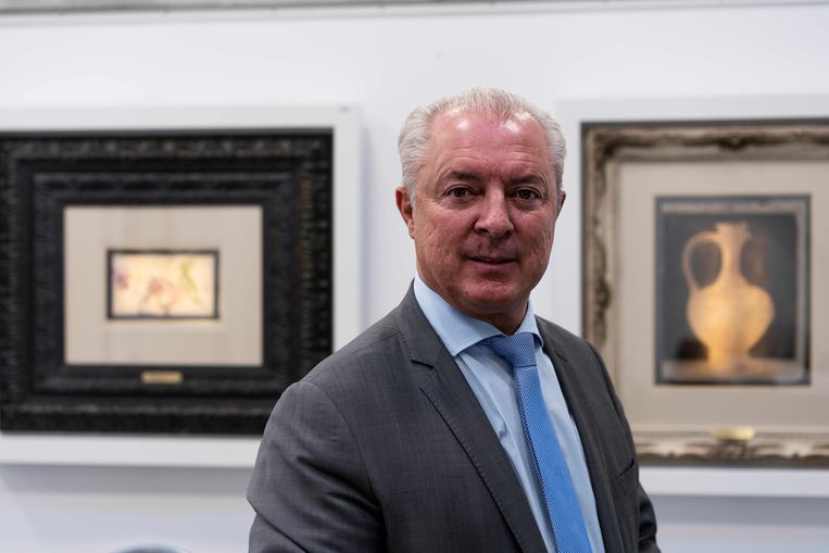 Johan Kiggen, directeur van veilinghuis Kiggen, voor twee Van Gogh-werken. Beeld AFP