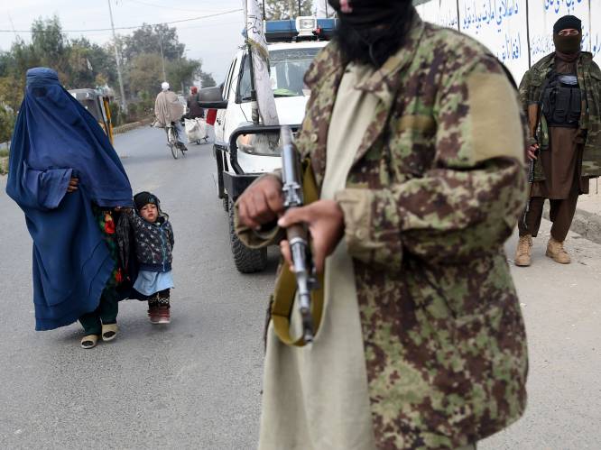 Taliban verbieden vrouwen om alleen over lange afstand te reizen, taxichauffeurs moeten vrouwen zonder “islamitische sluier" weigeren