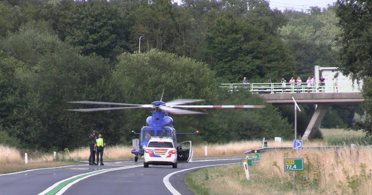 Enschedese (65) verongelukt op N35; helikopter helpt bij sporenonderzoek