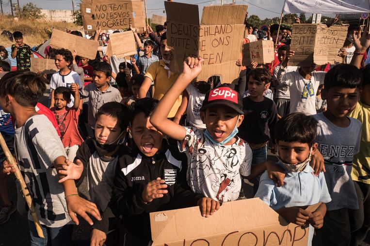 Kinderen protesteren tegen verhuizing naar een andere locatie. Beeld Nicola Zolin