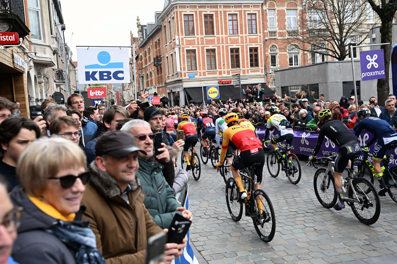 Brabantse Pijl van start op Ladeuzeplein in Leuven Foto hln.be