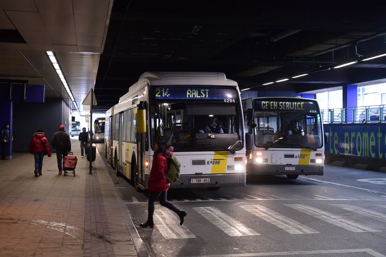 Bussen van De Lijn staan te wachten aan Brussel-Noord. Beeld BELGA