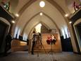 Savant-medewerksters Bianca van Doorn en Eveline van Rijn worden voor een filmpje van de zorginstelling gefilmd in de verbouwde kapel van Alphonsus in Mierlo-Hout.