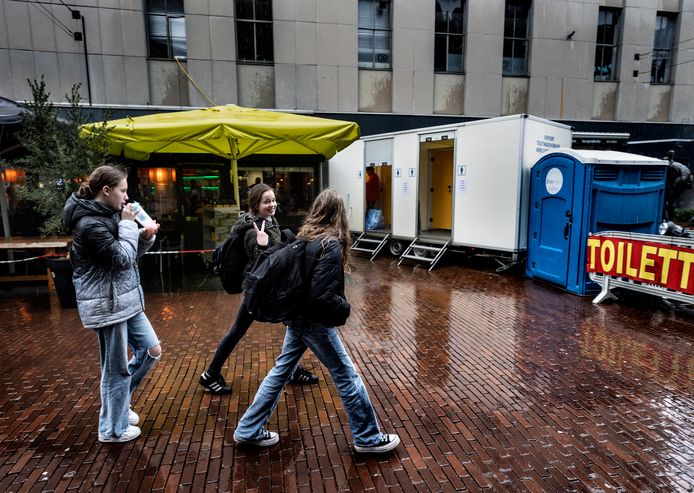 Vanwege de voorjaarskermis is er in de Ameidestraat in een toiletwagen neergezet.