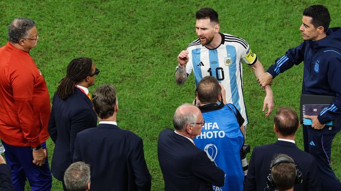 Na het laatste fluitsignaal kwam het nog tot een woordenwisseling tussen Van Gaal en Messi.