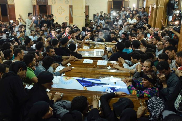 De slachtoffers van de aanslag werden gisteren ook al begraven. Nabestaanden rouwen bij de doodkisten tijdens de begrafenisplechtigheid in de Abu Garnous kathedraal in de stad Maghagha.