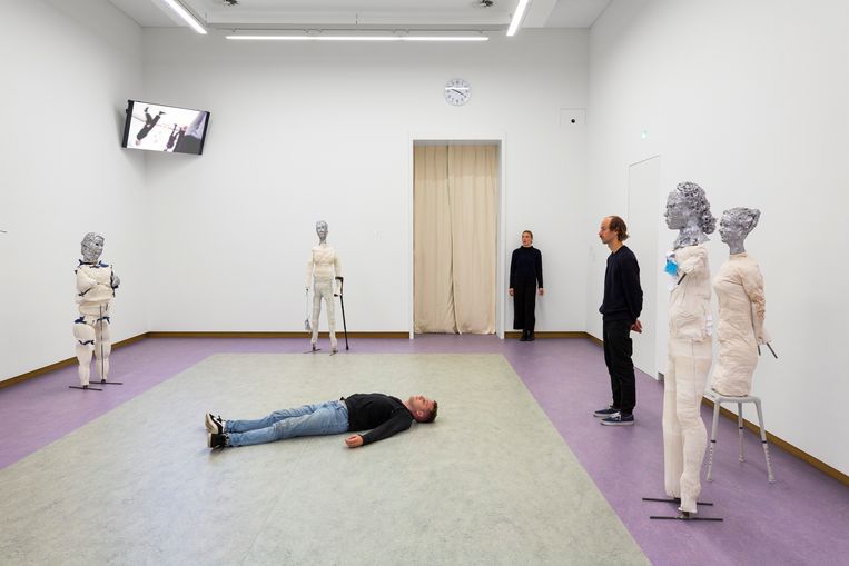 Sander Breure & Witte van Hulzen, Accidents Waiting to Happen, installatie, sculptuur, video, performance, 2019.  Beeld Daniel Nicolas 