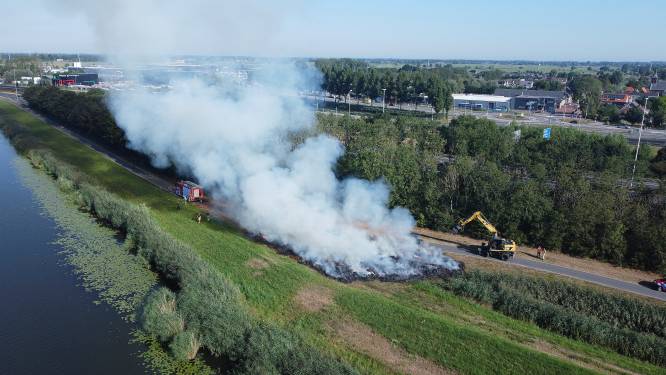 Hooibalen in brand langs Zandkade Gorinchem, rook trekt richting Avelingen