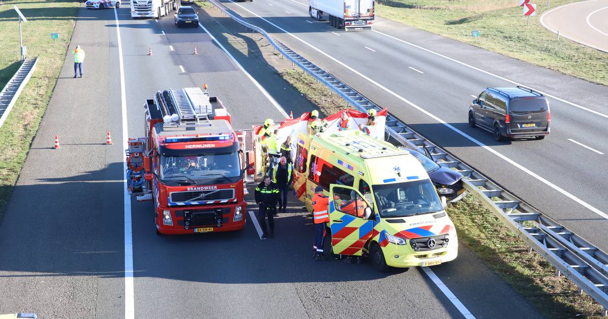 Ernstig ongeluk op A15, traumahelikopter landt op snelweg.
