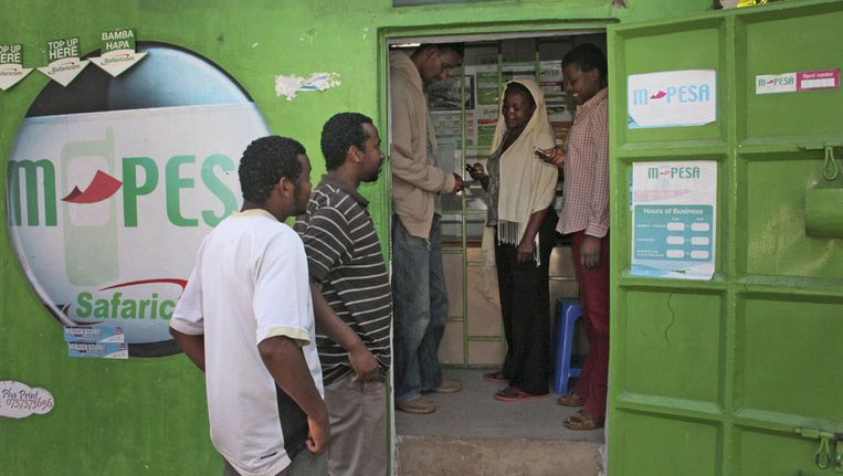 Klanten bij een filiaal van M-Pesa in Nairobi, Kenia. Beeld AP