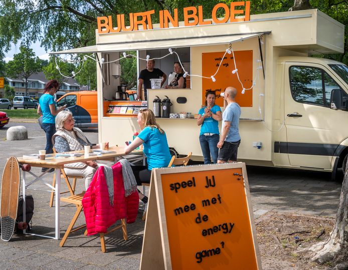 De Buurtbus van WIJeindhoven bezocht vorig jaar bewoners in hun wijk. De organisatie speelt een belangrijke rol om vanuit de jeugd problemen aan te pakken. Archieffoto DCI Media