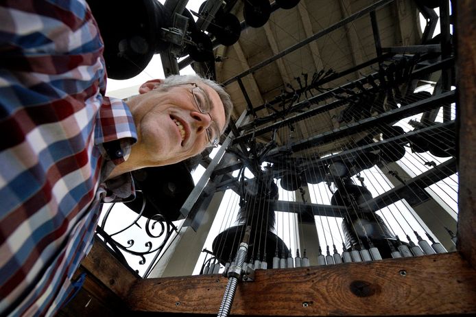 Stadsbeiaardier Toni Raats beklimt iedere week de toren van de SintJanskerk, naar het carillon: ‘Mijn aanstelling was echt een geschenk. En zo voelt het nog steeds.’ foto Robert van den Berge/het fotoburo IPTCBron  Robert van den Berge/hetfotoburo;Robert van den Berge  Roosendaal   11/01/2016  foto: Robert van den Berge  50 jaar Carillion in de St Jan  stadsbeiaardier Toni Raats;Roosendaal;Nederland
