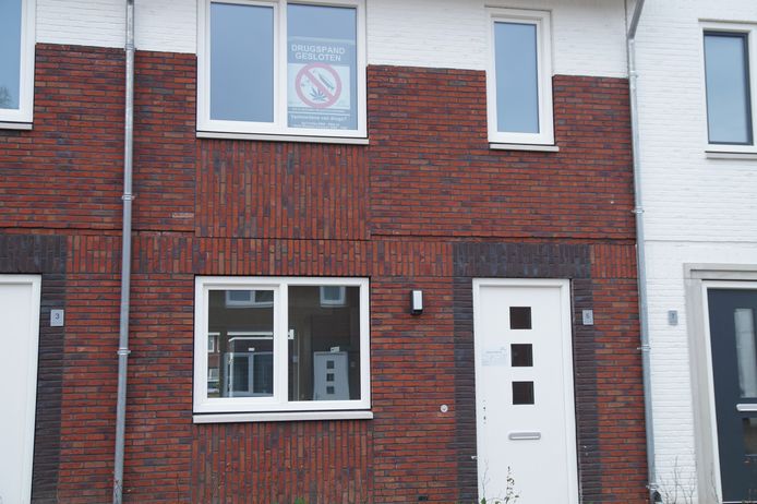 De politie heeft dinsdagochtend bij een woning aan de Kamille in Vlijmen vier mannen aangehouden. Het gaat volgens de gemeente Heusden om bekenden uit de drugswereld.