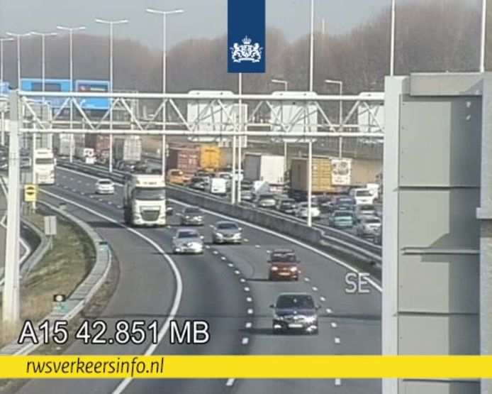 ‘De staart van de file kwam tot bij Brielle’, zo liet Rijkswaterstaat weten via Twitter.