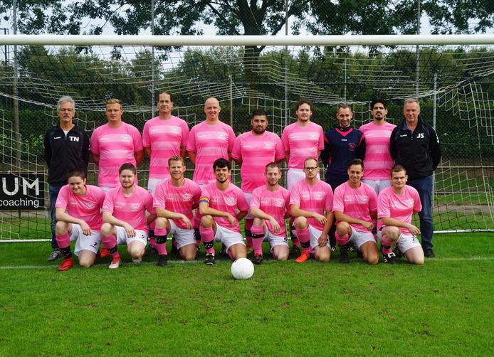 Raffinaderij ga winkelen kruis Amateurteam VVZA in roze tenue voor meer homoacceptatie | Amersfoort | AD.nl