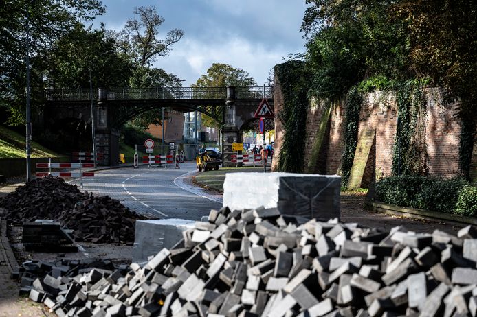 Afgelopen maandag had de renovatie van de Voerweg klaar moeten zijn, maar de weg ligt er nog tot 25 oktober uit.