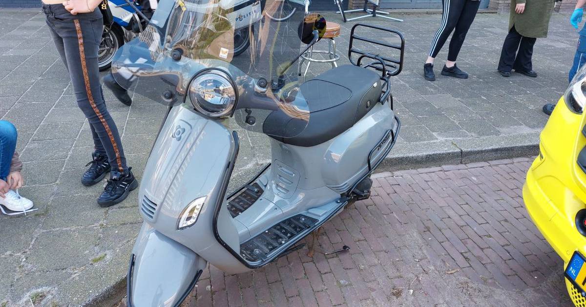 Twee vrouwen lichtgewond na aanrijding in Enschede, bestuurder auto rijdt door.