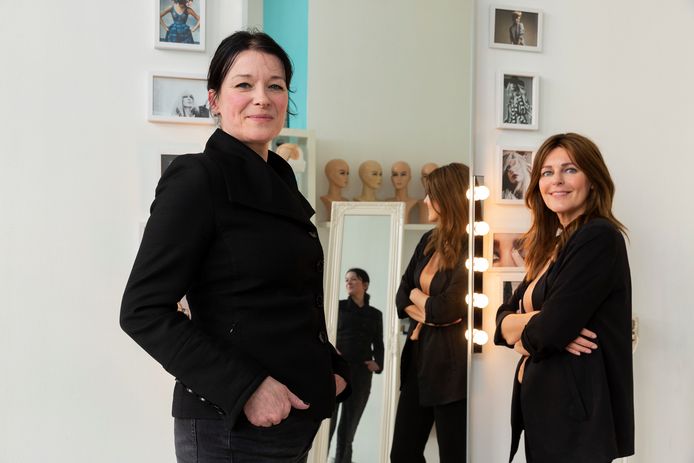 Fotografe Esther van der Wallen (links) heeft vrouwen gefotografeerd die hun haar verloren door chemotherapie of de aandoening alopecia. Een van hen is Heleen van der Toorn, die al vanaf haar 8ste alopecia heeft. Sinds 2006 heeft ze een eigen haarstudio.