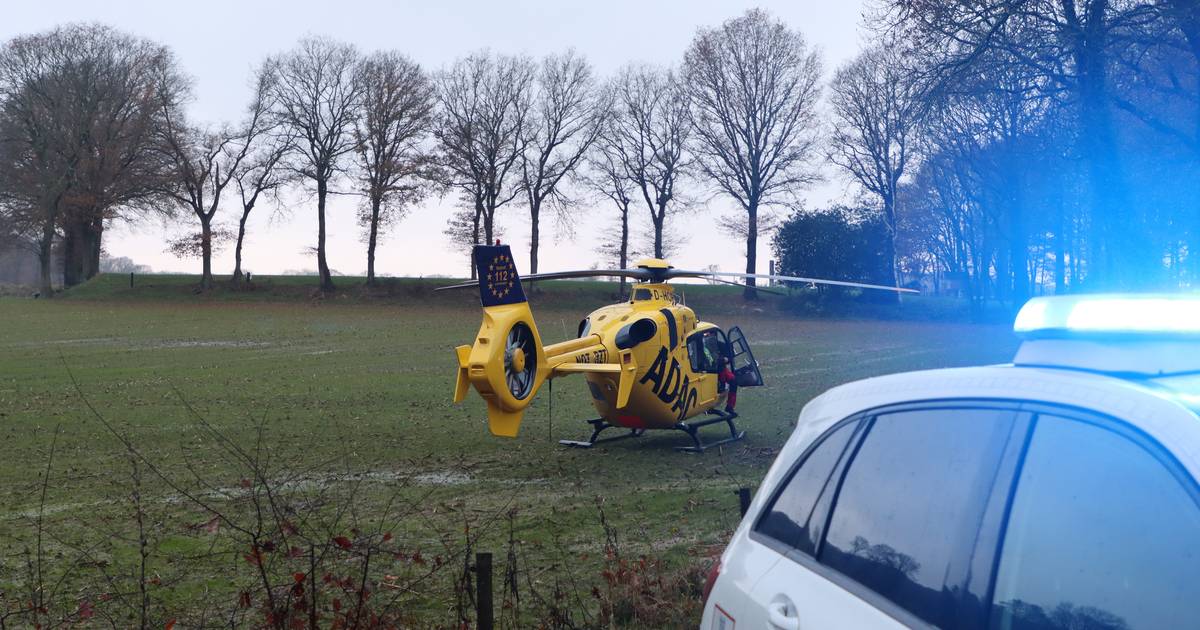 Voetganger gewond na aanrijding met auto in Vasse, traumahelikopter met arts landt in weiland