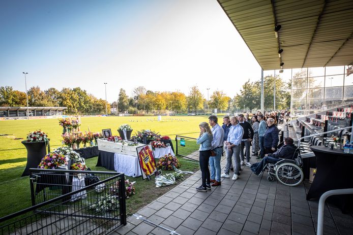 Condoleance voor de overleden voetballer en cameraman Michel Lage Venterink. De condoleance is op het hoofdveld van Quick’20, waar ook de kist staat.