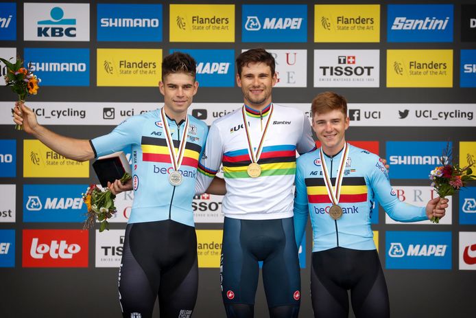 Van Aert en Evenepoel pakten zilver en brons op het WK tijdrijden.