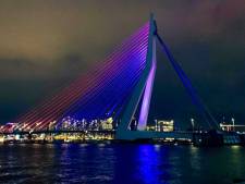 Erasmusbrug kleurt rood-blauw voor hulpverleners die tijdens relnacht werkten