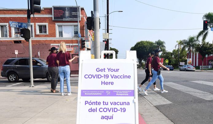 Een vaccinatiecentrum in een grotendeels Spaanstalige wijk in Los Angeles (Californië).