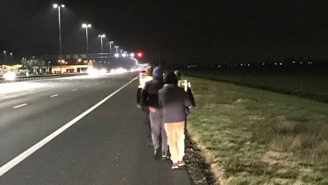 Twee verdwaalde mannen lopen langs de A1, politie pikt ze op