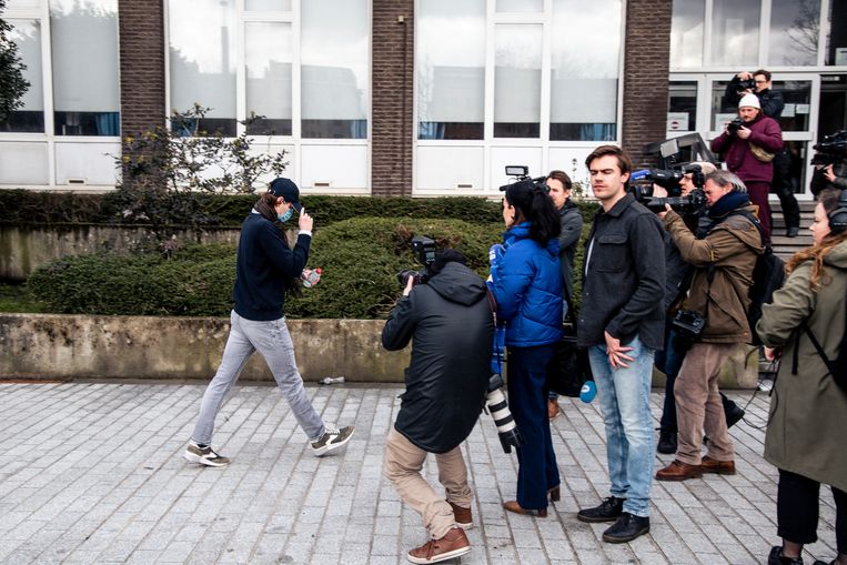 Een van de beklaagden komt aan voor het proces. Beeld Eva Beeusaert