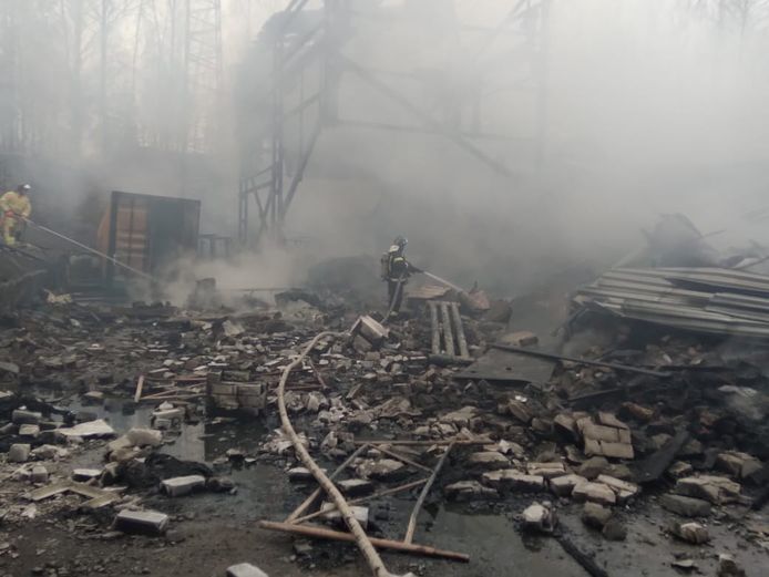 De brandweer bestrijdt het vuur na een ontploffing in een buskruitfabriek in Rusland.
