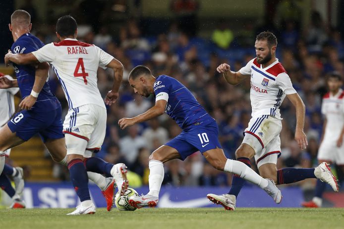 Hazard slalomt in zijn gekende stijl langs twee Lyon-spelers.