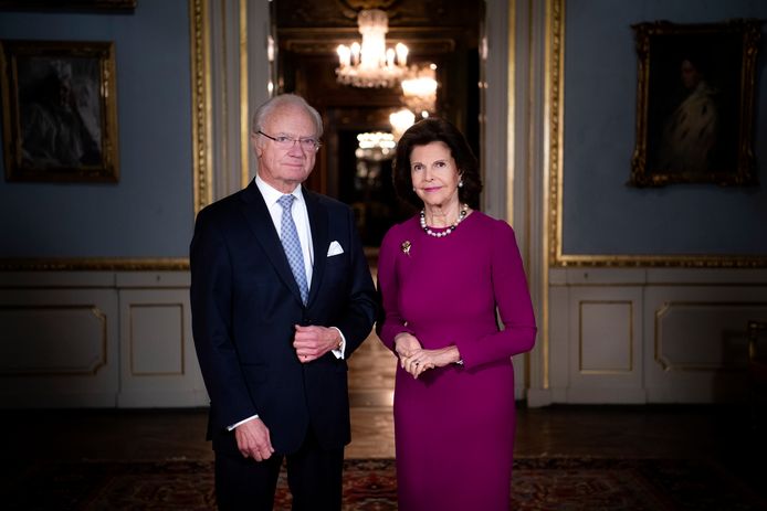 De Zweedse koning Carl Gustaf (75) en koningin Silvia (78) zijn besmet met het coronavirus, zo maakte het koningshuis bekend.