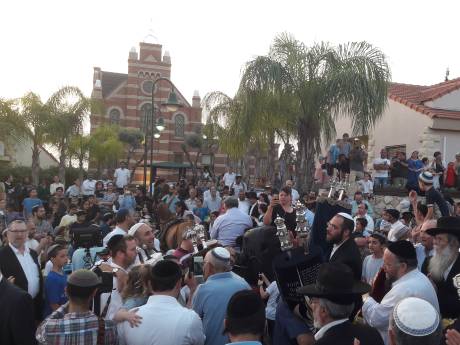 Hand in hand dansen mannen in Israël om synagoge uit Terborg
