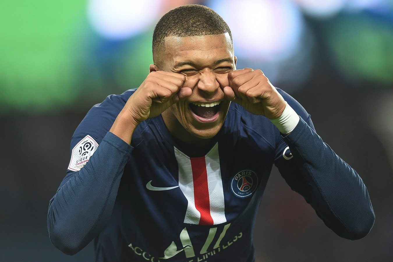 Момент когда мбаппе сломал нос. Kylian Mbappe Cry. Mbappe crying. Мбаппе негр ржёт. Photo Mbappe Celebration.