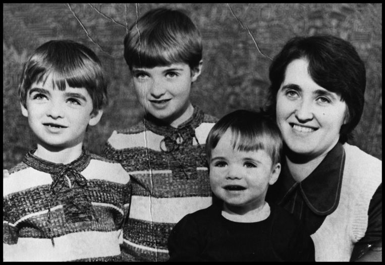 Familierportret uit het midden van de jaren '70, van links naar recthts: Noel, Paul, Liam en moeder Peggy Gallagher. Beeld Getty Images