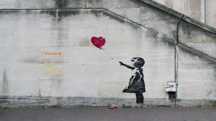 Banksy maakt al jarenlang kunstwerken als een anonieme streetart kunstenaar.