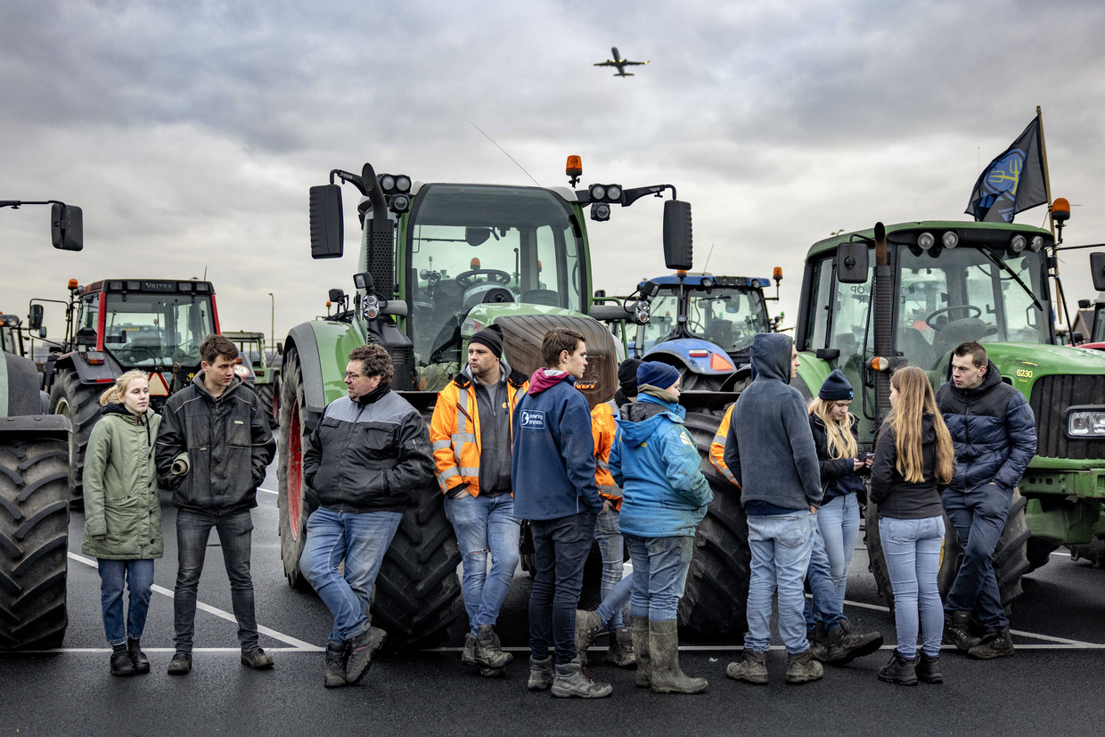 Boeren zijn met hun trekker naar Schiphol getrokken om de directie van de vluchthaven een voorlopig koopcontract aan te bieden als oplossing voor het stikstofprobleem.  Beeld ANP