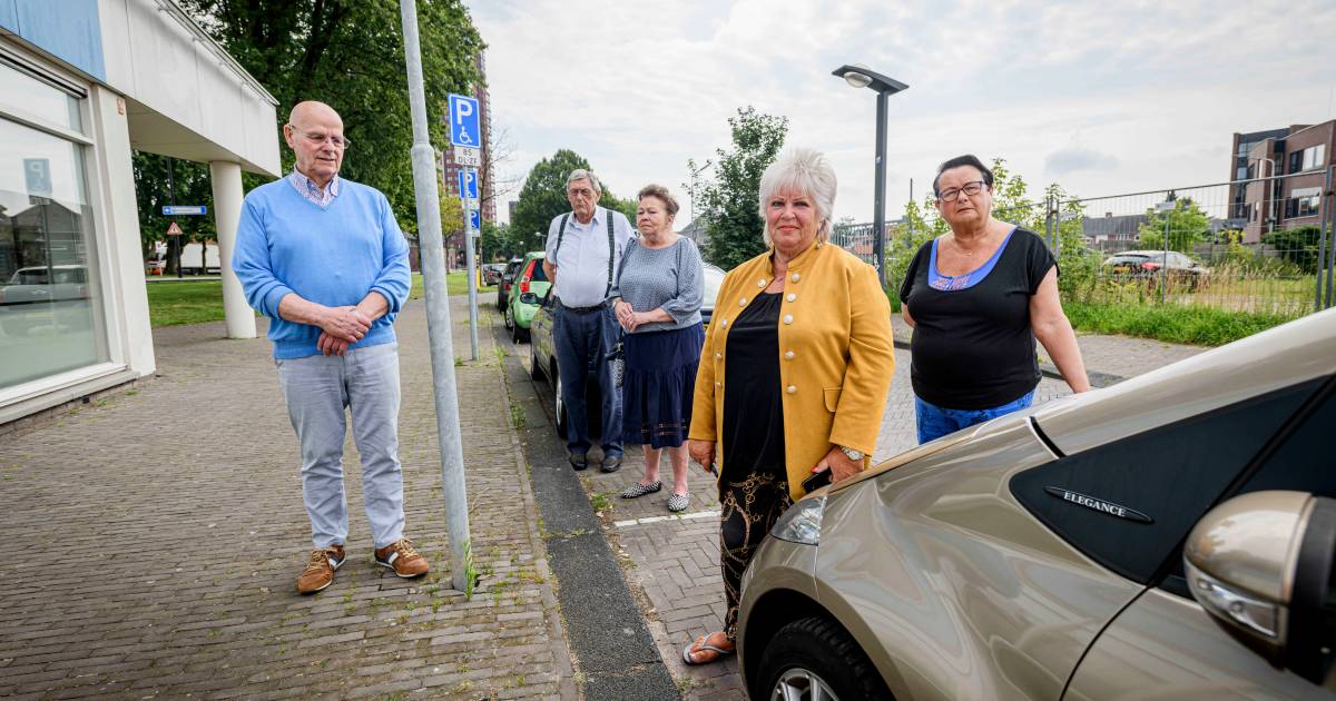 Deuk na deuk na deuk wie schopt toch steeds tegen auto’s