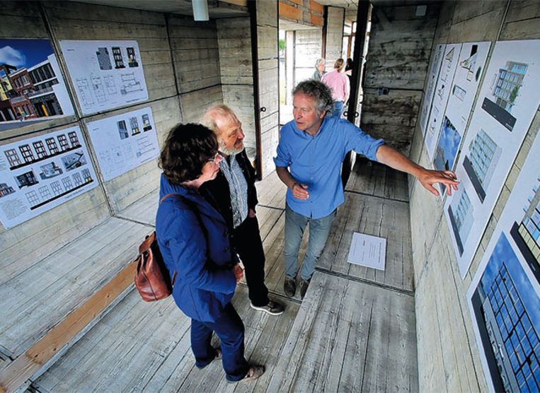 Een architect vertelt toekomstige bewoners over het appartementencomplex.  Beeld Victor van Breukelen