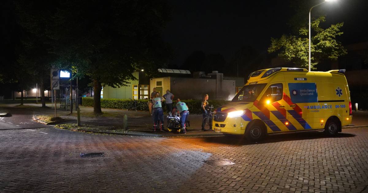 Fietser gewond bij aanrijding voor winkelcentrum in Holtenbroek