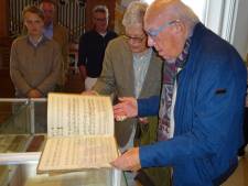 Predikant Carel ter Linden schenkt handgeschreven muziekboek van overgrootvader aan Orgelmuseum in Elburg