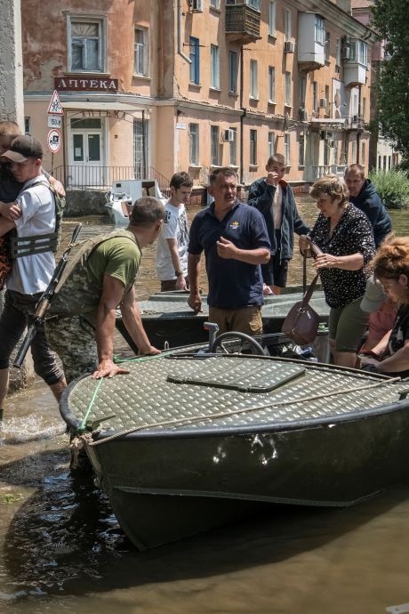 Grote zorgen over hulpverlening na instorten Kachovka-dam, Zelensky boos op VN en Rode Kruis