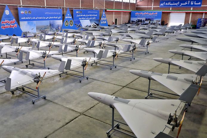 Een in april 2023 door het Iraanse leger verstrekte foto toont tientallen drones. Ze worden onder meer aan Rusland geleverd die er in Oekraïne dood en verderf mee zaait.