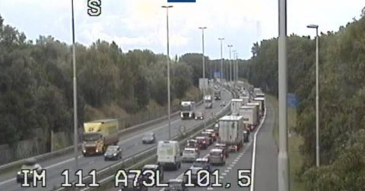 Rijstrook op A73 bij Nijmegen-Dukenburg gesloten vanwege ongeval: file van 45 minuten.