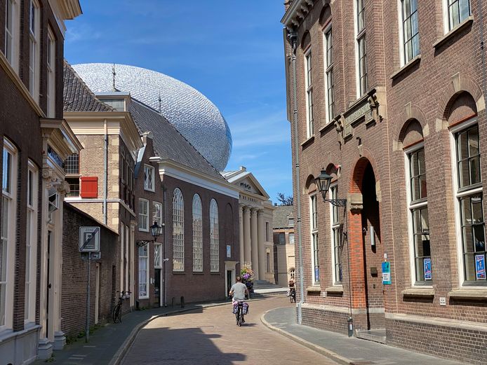 Fietsen met Truus in de omgeving van Dalfsen, Zwolle en Hattem. Hier zien we het dak van Museum de Fundatie boven andere gebouwen uitsteken.