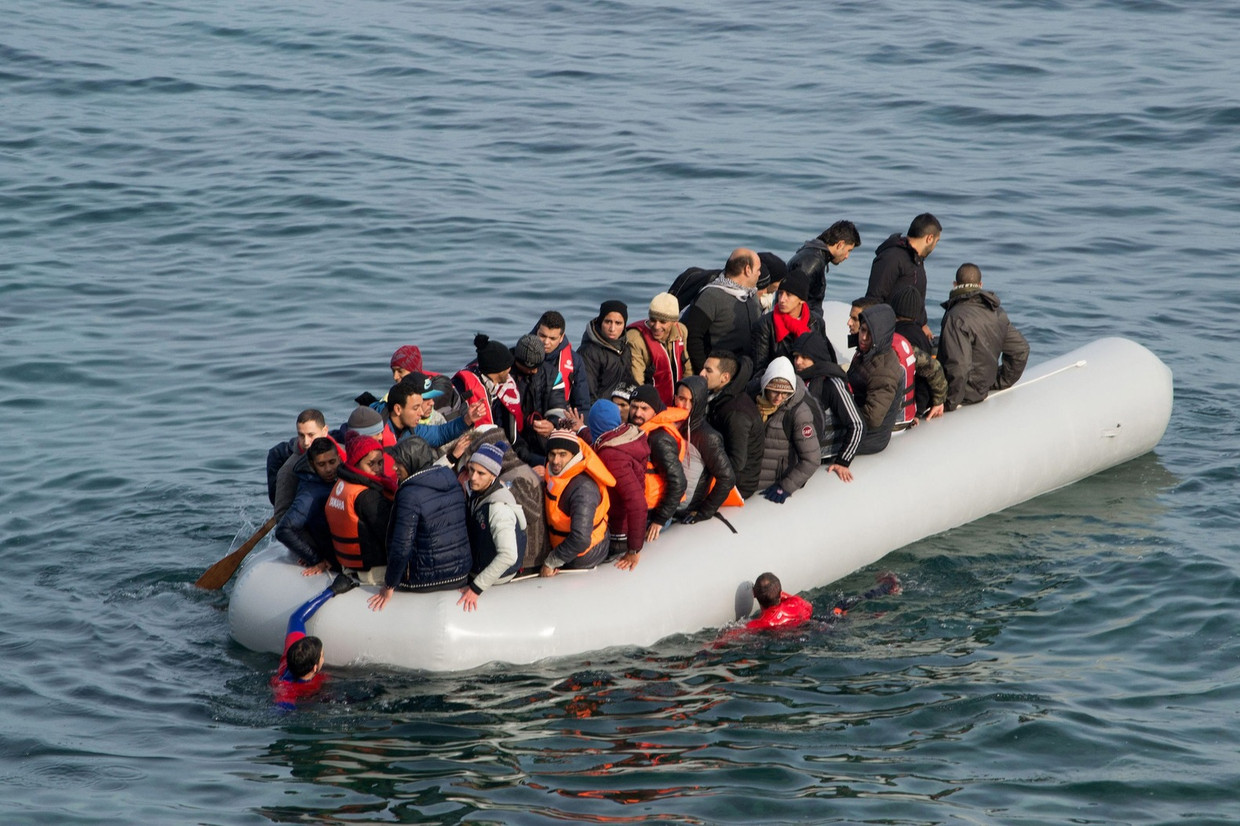 Een boot met vluchtelingen is op weg van Turkije naar Griekenland. Beeld epa