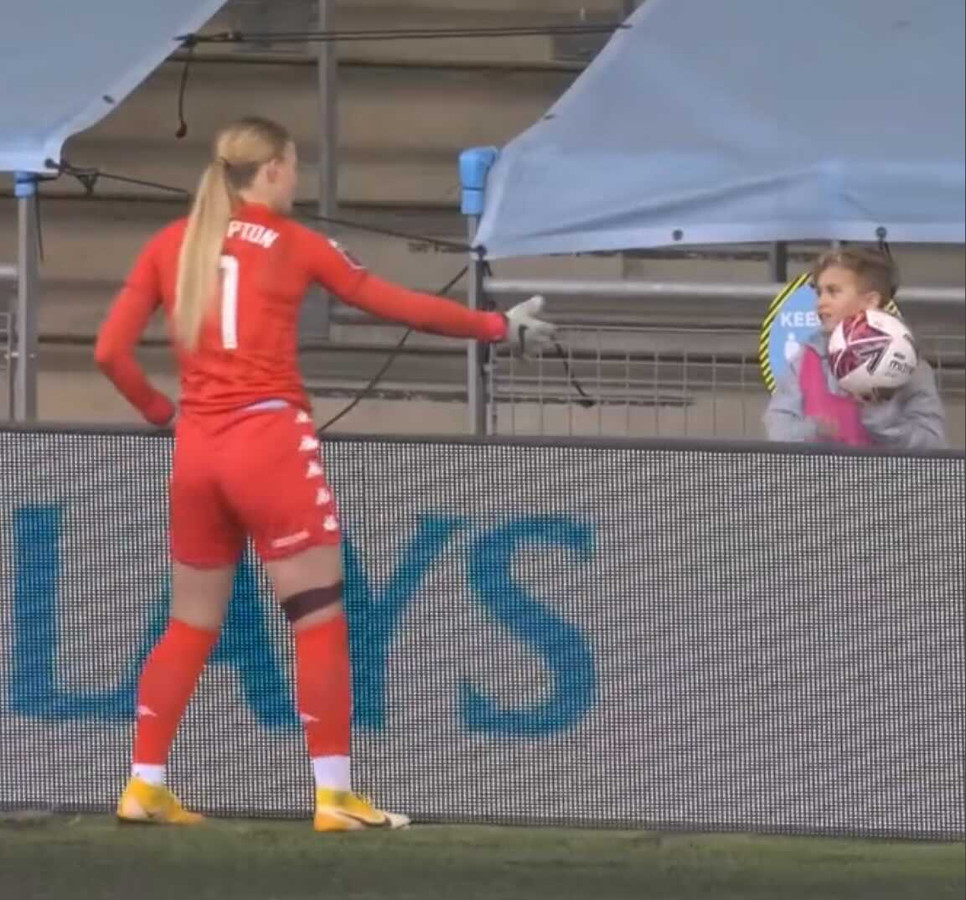 Aston Villa-keepster Hannah Hampton vraagt tevergeefs om de bal.