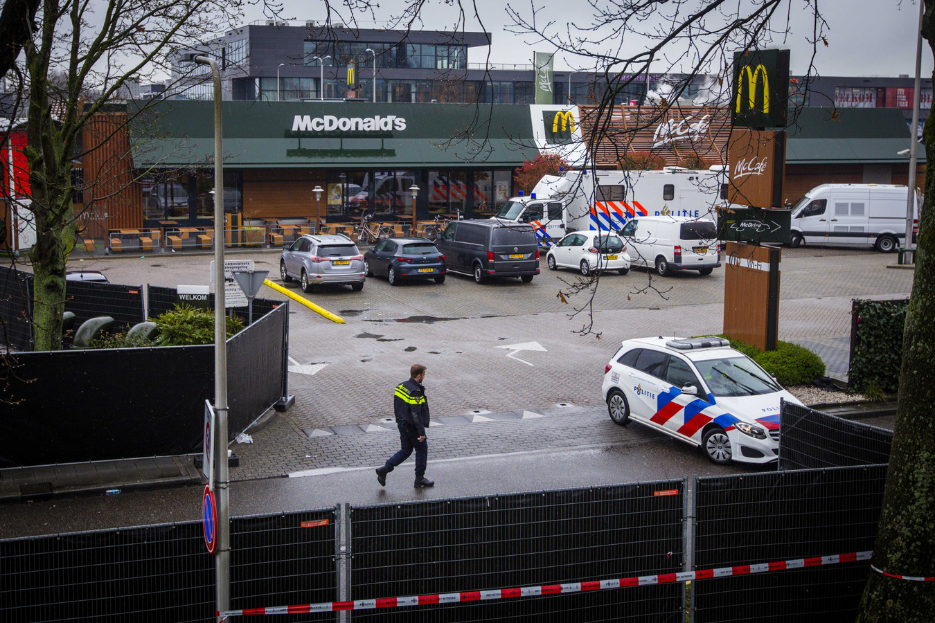 Deze McDonald's in Zwolle-Noord was het toneel van een brute moord op twee broers.