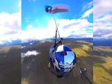 Un parachutiste se démène pour démêler son parachute