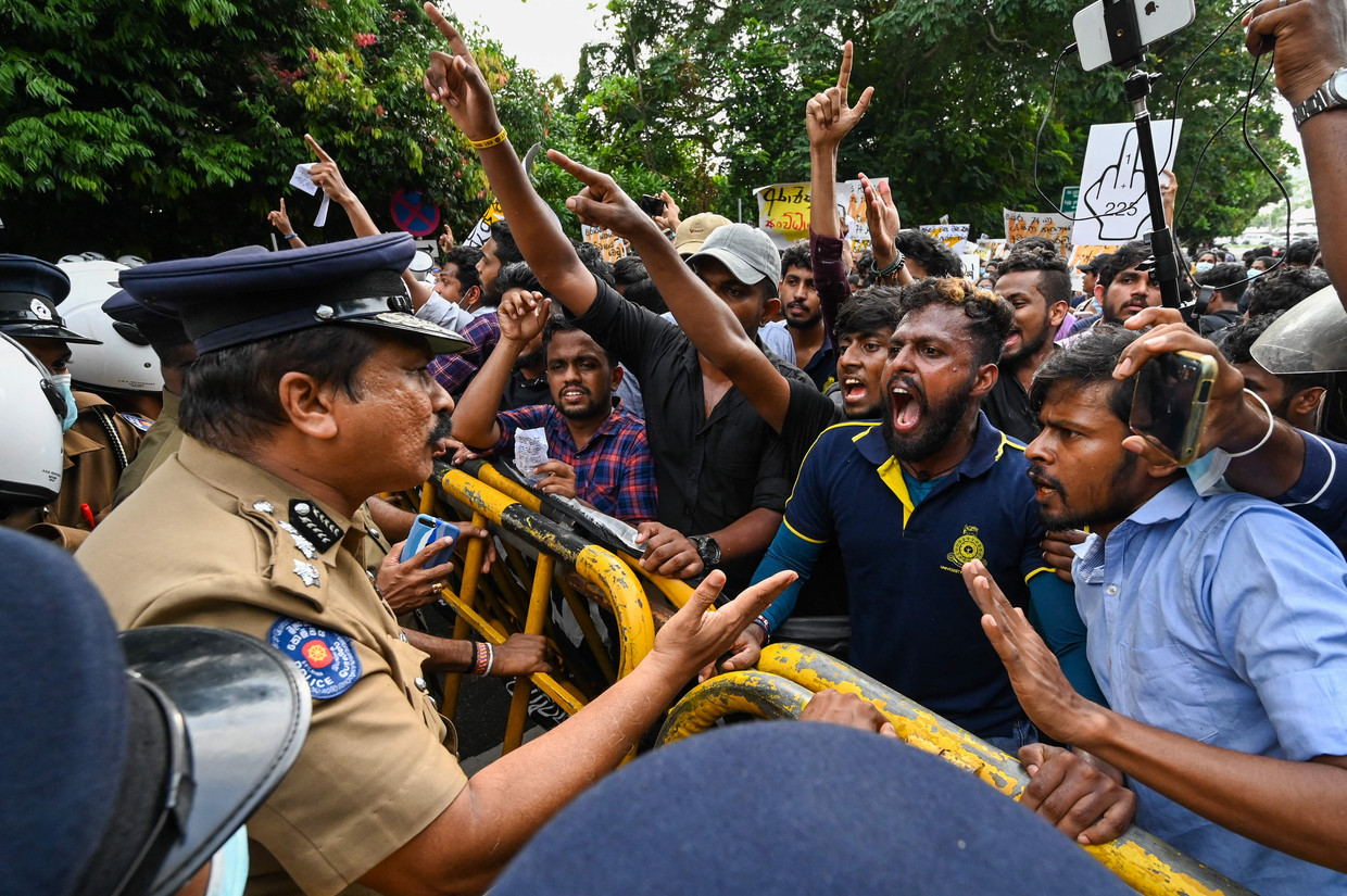 Protest tegen het overheidsbeleid in Colombo, de hoofdstad van Sri Lanka. Het land heeft minder dan 1 miljoen dollar buitenlandse reserves en bijna geen brandstof meer over.  Beeld AFP